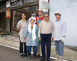 白鳥にエサをやってくださるご夫婦と