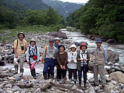 湯檜曽川で記念撮影