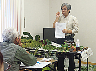 貝津さんの薬草講座はサンプルがいっぱい