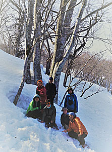 裏山のブナの前で