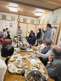 昔ばなしを語る会員のエツコさん