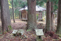 若宮八幡神社と境内の石碑
