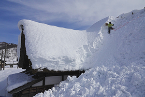 番所の雪下ろし